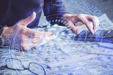 Erkeklerin el ele tutuşmaları ve dijital bir cihaz ve veri temalı çizimler kullanmaları. Yenilik kavramı.