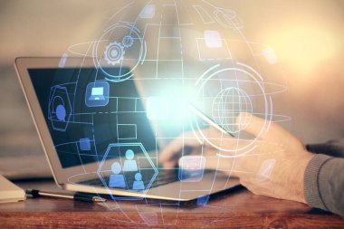 Bir erkeğin elini tutarken ve telefon ve sosyal ağ teması kullanırken çift pozlama.