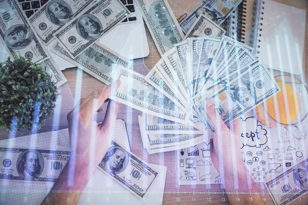 Multi exposição do holograma de desenho gráfico financeiro e contas de dólares dos EUA e mãos de homem. Conceito de análise . — Fotografia de Stock