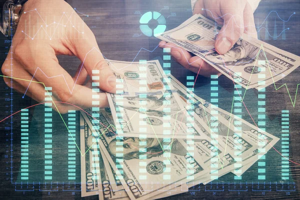 Mehrfachbelichtung von Finanzgraphen, die Hologramme und Dollarscheine und Menschenhände zeichnen. Analysekonzept. — Stockfoto