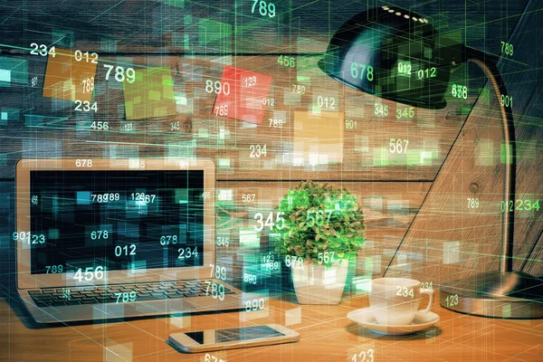 Multi-Belichtung des Desktops mit Computer auf Hintergrund und Tech-Theme-Zeichnung. Konzept von Big Data. — Stockfoto