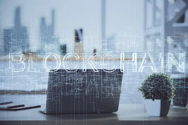 ブロックチェーンと暗号経済のテーマのホログラムとコンピュータの背景を持つテーブルのマルチ露出。ビットコイン暗号通貨の概念. — ストック写真