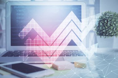 Bilgisayar masaüstünde, okların hologramını gösteriyor. Çifte maruziyet. Başarı kavramı.