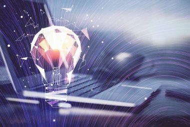 Bilgisayar ofisinde ampul simgesi hologramıyla birlikte. Çifte maruziyet. Fikir kavramı.