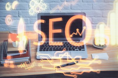 Bilgisayar ve seo çizim hologramı olan çok katmanlı bir tablo. Arama optimizasyon kavramı.