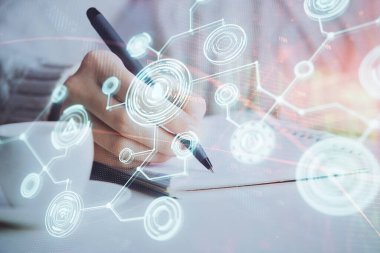 Kadınların el yazısı üzerine sosyal ağ temalı hologram. Uluslararası insanlar birbirine bağlanır. Çift pozlama