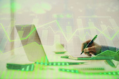 Arka planda bilgisayarda çalışan bir adamla birlikte çok sayıda formasyona maruz kaldık. Pazar analizi kavramı.