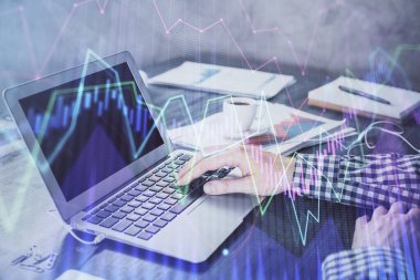 Arka planda bilgisayarla çalışan bir adamla iki kez ön x çizelgesine maruz kaldık. Pazar analizi kavramı.