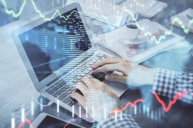 Arka planda bilgisayarda çalışan bir adamla ön x grafiğine iki kez maruz kalıyoruz. Pazar analizi kavramı.