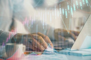 Arka planda bilgisayarda çalışan bir adamla ön x grafiğine iki kez maruz kalıyoruz. Pazar analizi kavramı.