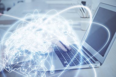 Arka planda dizüstü bilgisayarda çalışan iş adamlarının çoklu pozları. Uluslararası iş hologramı önde. Başarı kavramı.