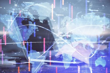 Arka planda dizüstü bilgisayarda çalışan iş adamlarının çoklu pozları. Uluslararası iş hologramı önde. Başarı kavramı.