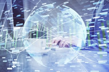 Arka planda dizüstü bilgisayar üzerinde çalışan işadamı çift pozlama. Önde uluslararası iş hologramı. Başarı kavramı.