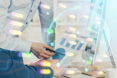 Arka planda bilgisayarla çalışan bir adamla dünya haritası hologramına çift pozlama. Dünya çapında ağ kavramı.