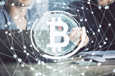 Kripto para tema hologramı arka planda bilgisayar üzerinde çalışan işadamı ile. Blockchain kavramı. Çift pozlama.