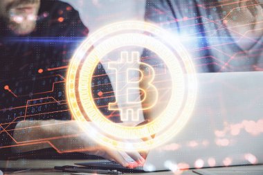 Kripto para tema hologramı arka planda bilgisayar üzerinde çalışan işadamı ile. Blockchain kavramı. Çift pozlama.