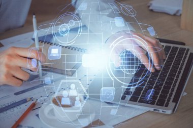 Arka planda bilgisayarla çalışan bir adamın bulunduğu medya ağı temalı hologram. İnternet iletişimi kavramı. Çift pozlama.