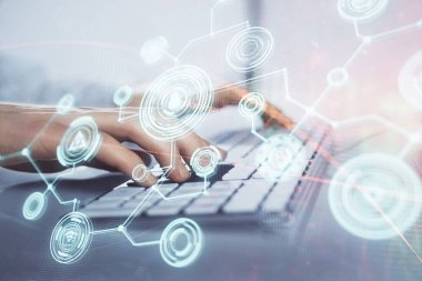 Arka planda bilgisayarla çalışan bir adamın bulunduğu medya ağı temalı hologram. İnternet iletişimi kavramı. Çift pozlama.