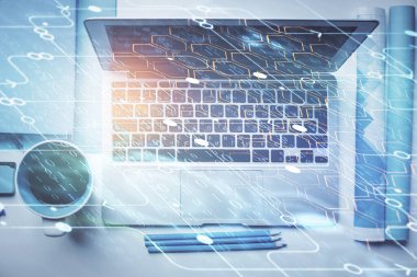 Bilgisayarla üst görünüm çalışma masası arka planında veri temasının çoklu pozlanması hologramı çiziyor. Teknoloji kavramı.