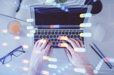 Erkeklerin ellerinin bilgisayar klavyesini ve veri temalı hologram çizimini yazarken çoklu pozlama. Üst Manzara. Teknoloji konsepti.