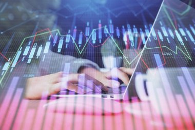 Bilgisayarda ve ön x grafik hologram çiziminde kadın eli yazarken çift pozlama. Borsa yatırım kavramı.