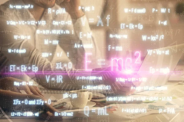 Doble exposición del hombre y la mujer trabajando juntos y fórmulas matemáticas holograma dibujo. Concepto educativo. Fondo informático. —  Fotos de Stock