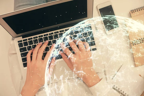 Doble exposición de las manos de las mujeres que trabajan en la computadora y la red social tema holograma dibujo. Vista superior. Concepto de conexión. —  Fotos de Stock