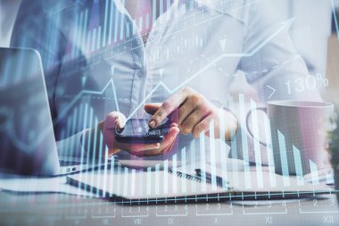 Ön x çizelgesine çift pozlama, hologram çizimi ve cep telefonu kullanan bir kadın. Finansal piyasa kavramı.