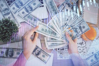Finansal grafiğe çoklu pozlama hologram, Amerikan dolarları ve insan eli. Analiz kavramı.