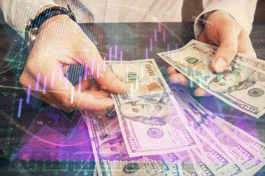 Finansal grafiğe çoklu pozlama hologram, Amerikan dolarları ve insan eli. Analiz kavramı.