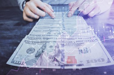 Forx grafiği, hologram, Amerikan dolarları ve insan eli çizimleri. Teknik Analiz kavramı.