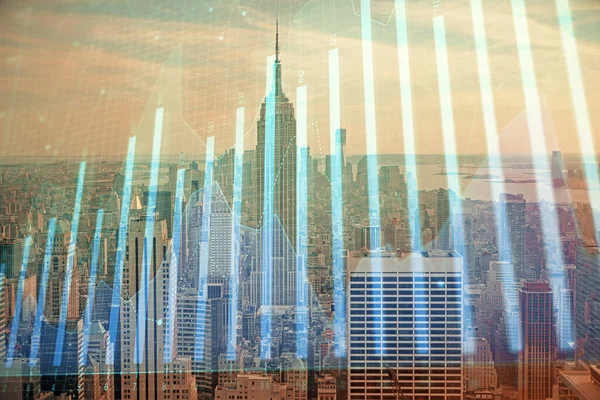 Forex grafikon a városra néző felhőkarcolók háttér kettős expozíció. Pénzügyi elemzés koncepciója. — Stock Fotó