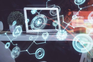 Sosyal ağ hologramıyla birlikte bilgisayar masaüstünde. Çifte maruziyet. Uluslararası insan ilişkileri kavramı.