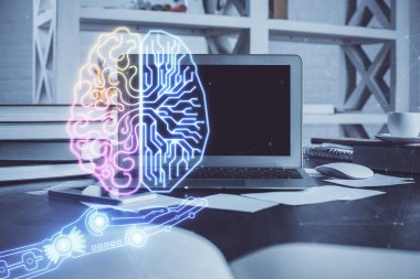 Bilgisayar ve beyin çizimi hologramıyla çalışma masasına çift pozlama. Beyin fırtınası konsepti.