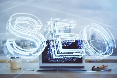 Bilgisayar ve seo çizim hologramı olan çok katmanlı bir tablo. Arama optimizasyon kavramı.