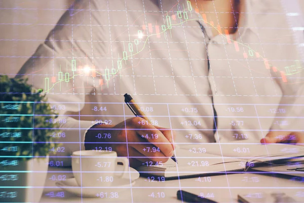 外国為替チャートで株式市場のメモを書く男の手の二重暴露. — ストック写真