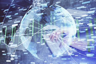 Arka planda dizüstü bilgisayarda çalışan iş adamlarının çoklu pozları. Uluslararası iş hologramı önde. Başarı kavramı.