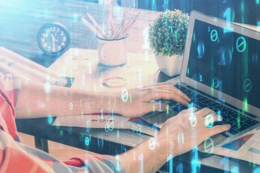 Bilgisayar geçmişi üzerinde çalışan bir adamla teknolojinin hologramına çifte maruz kalma. Büyük veri kavramı.