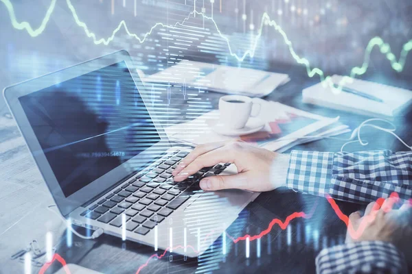 Doppelbelichtung des Devisendiagramms mit einem Mann, der am Computer im Hintergrund arbeitet. Konzept der Marktanalyse. — Stockfoto