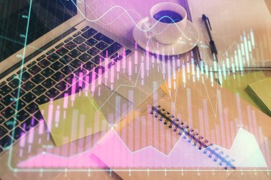 Önx grafik çizimi ve masaüstü ile kahve ve masa arkasındaki öğelerin çoklu pozlandırılması. Finansal piyasa ticareti kavramı