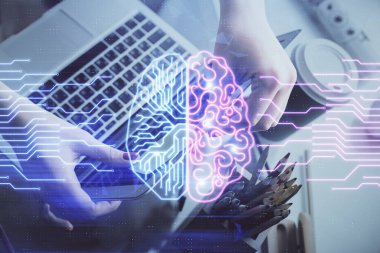 Bilgisayar ve insan beyin hologramı çizimleri üzerinde çalışan kadın ellerine çok maruz kaldı. Ai teknoloji konsepti.
