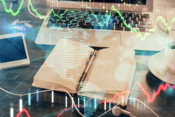 Multi экспозиции финансовых графиков рисунки и стол с открытым фоном ноутбука. Концепция форекс
