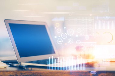 Masaüstü bilgisayarı ve teknoloji temalı holograma çift pozlama. Yazılım geliştirme kavramı.