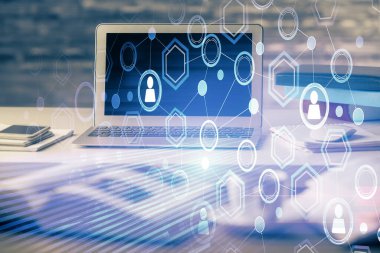 Sosyal ağ tema simgesi olan masaüstü bilgisayarı. Çoklu maruz kalma. Uluslararası bağlantılar kavramı.