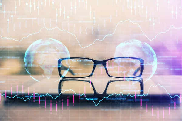 Pénzügyi grafikon hologram szemüveggel az asztalon háttér. Az üzlet fogalma. Kétszeres expozíció. — Stock Fotó