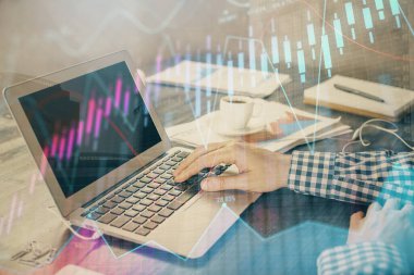 Arka planda bilgisayarla çalışan bir adamla iki kez ön x çizelgesine maruz kaldık. Pazar analizi kavramı.