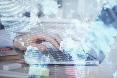 Arka planda dizüstü bilgisayarda çalışan iş adamlarının çoklu pozları. Uluslararası iş hologramı önde. Başarı kavramı.