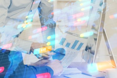 Bilgisayar geçmişi üzerinde çalışan bir adamla çok sayıda teknolojik çizime maruz kalmış. Yenilik kavramı.