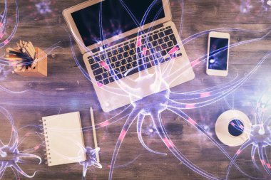 Masaüstü arkaplanındaki bilgisayarın üzerinde nöron hologramı çizimleri. Üst Manzara. Çoklu maruz kalma. Eğitim kavramı.