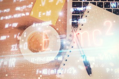 Masaüstü arka planında formül çizimleri olan fizik ve matematik temalı hologram. Üst Manzara. Çoklu maruz kalma. Eğitim kavramı.